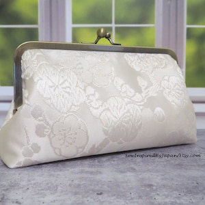 Cartera de mano de seda japonesa Uchikake con flores de ciruelo