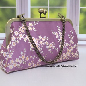 Cartera de mano japonesa con diseño de obi de seda color lila y flores de ciruelo