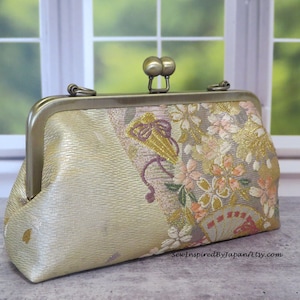 Cartera de mano morada y verde salvia con abanicos obi japoneses y flores de cerezo