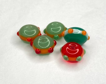 Ensemble de 7 perles en verre filé au chalumeau pour vos créations de bijoux d'ornement de chapeaux ou d'accessoires.