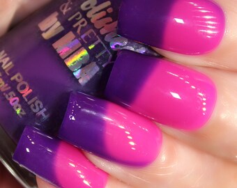 Può includere: Un flacone di smalto per unghie con un effetto ombré viola e rosa. La bottiglia è etichettata "Doing & Pretty My HiBa" e "Nail Polish 0.5 oz."
