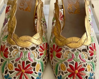 Sandália vintage icônica Salvatore Ferragamo com flores bordadas à mão em renda, estilo anos 50.