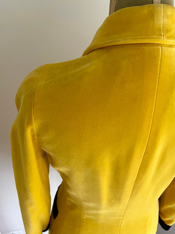 Chanel velvet yellow blazer 1991 - image 7