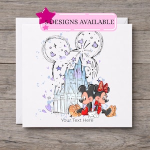 Könnte beinhalten: Eine quadratische Grußkarte mit einer Skizze eines Schlosses und einem Mickey-Maus-Kopf-Umriss darüber, gefüllt mit Sternen und Feuerwerk. Mickey und Minnie sitzen Rücken an Rücken vor dem Schloss. Der Text lautet 5 DESIGNS AVAILABLE.