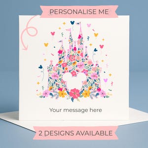 Puede incluir: Una tarjeta blanca con un diseño floral de castillo y una silueta de Mickey Mouse. El castillo está lleno de flores rosas, amarillas y azules. La tarjeta tiene el texto "Personalise Me", "Your message here" y "2 DESIGNS AVAILABLE".