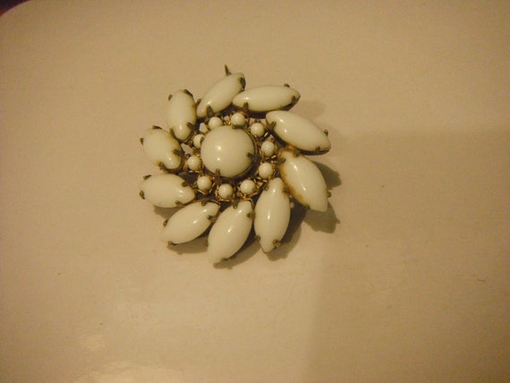 Vintage Marquee Milk Glass Pinwheel Brooch - image 7