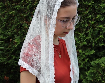 Ivory Chantilly Lace Rounded Veil