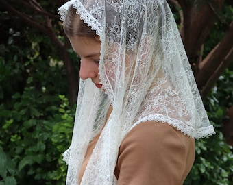 Ivory Chantilly Lace Rounded Veil