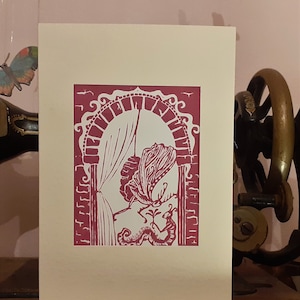 Tarjeta de san Valentín de cuento de hadas hecha a mano. Original Lino cortado, ciruela, con tarjeta en blanco martillado A5 y sobre. Quirky y mágico.