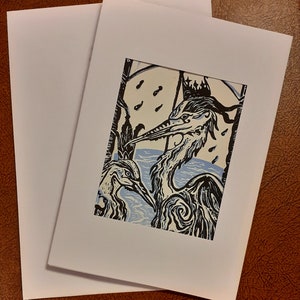 Fairy Tale Heron オリジナル リノ プリントのグリーティング カード。内側は空白なので、ご自身のメッセージをお書きいただけます。