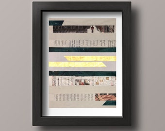Puede incluir: Impresión artística abstracta en un marco negro. La obra presenta franjas horizontales de texto, detalles en verde oscuro y dorado sobre un fondo neutro. El arte enmarcado se exhibe contra una pared gris.