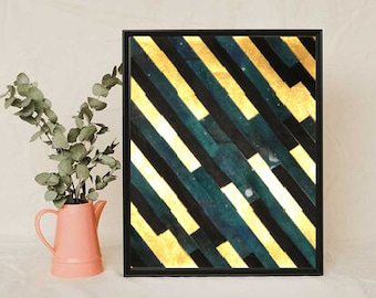 Puede incluir: Impresión artística abstracta enmarcada en negro. La obra presenta un patrón diagonal de formas rectangulares doradas, verde azulado y negras. Una jarra rosa con follaje verde está a la izquierda de la obra enmarcada.