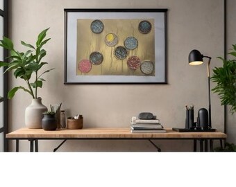 Puede incluir: Una obra de arte enmarcada con un fondo dorado y diseños circulares coloridos. La obra cuelga sobre un escritorio de madera con un marco de metal negro. También se ve una lámpara de escritorio negra y varios útiles de oficina.