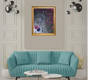 Puede incluir: Una obra de arte enmarcada con un marco dorado, que representa a una bailarina. La pintura tiene un fondo oscuro con una bailarina en blanco y acentos rosas y rojos. La obra de arte cuelga sobre un sofá turquesa.