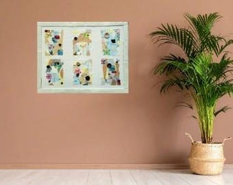 Puede incluir: Una obra de arte enmarcada con seis composiciones abstractas en un marco blanco. La obra presenta una mezcla de colores, incluyendo azul, amarillo y rosa, con varias formas y texturas. A la derecha hay una palmera en maceta en una cesta tejida.