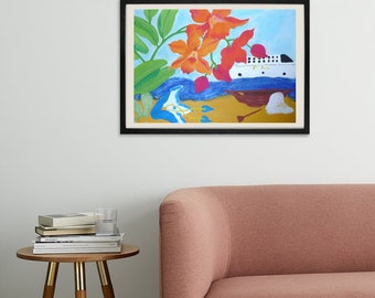 Puede incluir: Una pintura enmarcada que representa una escena de playa con un barco blanco, flores naranjas y agua azul. La obra de arte tiene un marco negro y se exhibe en una pared blanca. Un sofá rosa y una mesa auxiliar de madera con libros y un vaso de agua están en primer plano.