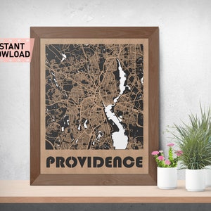 Pode incluir: Mapa emoldurado de Providence, Rhode Island, com um layout detalhado das ruas em uma cor contrastante. O mapa está em um fundo neutro e emoldurado em madeira escura. A palavra "PROVIDENCE" é impressa na parte inferior.