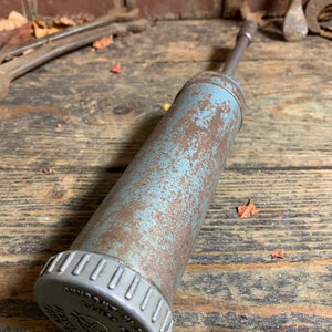 Vintage 1950s ? / TECALEMIT GREASE GUN / Vintage Car Tools Diy Grease Dispenser Mechanical Repairs Car Repair Automobilia Oilers Vintage Car image 2