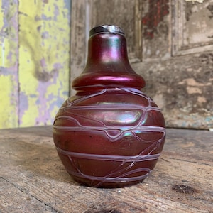 Jarrón de vidrio iridiscente veteado antiguo / Jarrón de vidrio KRALIK / Vidrio artístico bohemio Pallme Konig con borde plateado, estilo art nouveau, interiores bohemios antiguos