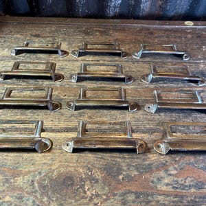 1920er Jahre seltener Anblick zurückgefordert Original X12 / MESSING Label Pulls / Label Schublade Pulls Ablagekartenhalter Griffe Schrank Hardware Pulls