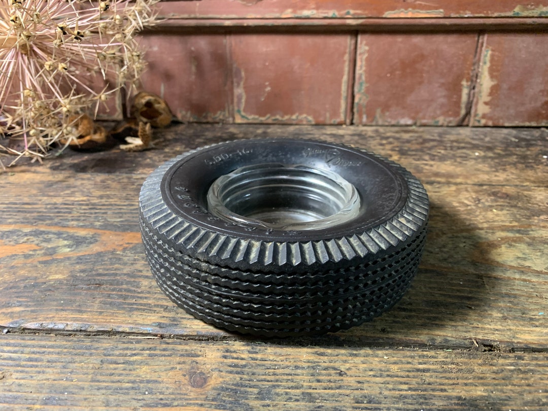1pc Kreative Gummi Auto Reifen Aschenbecher Dreh Tragbare