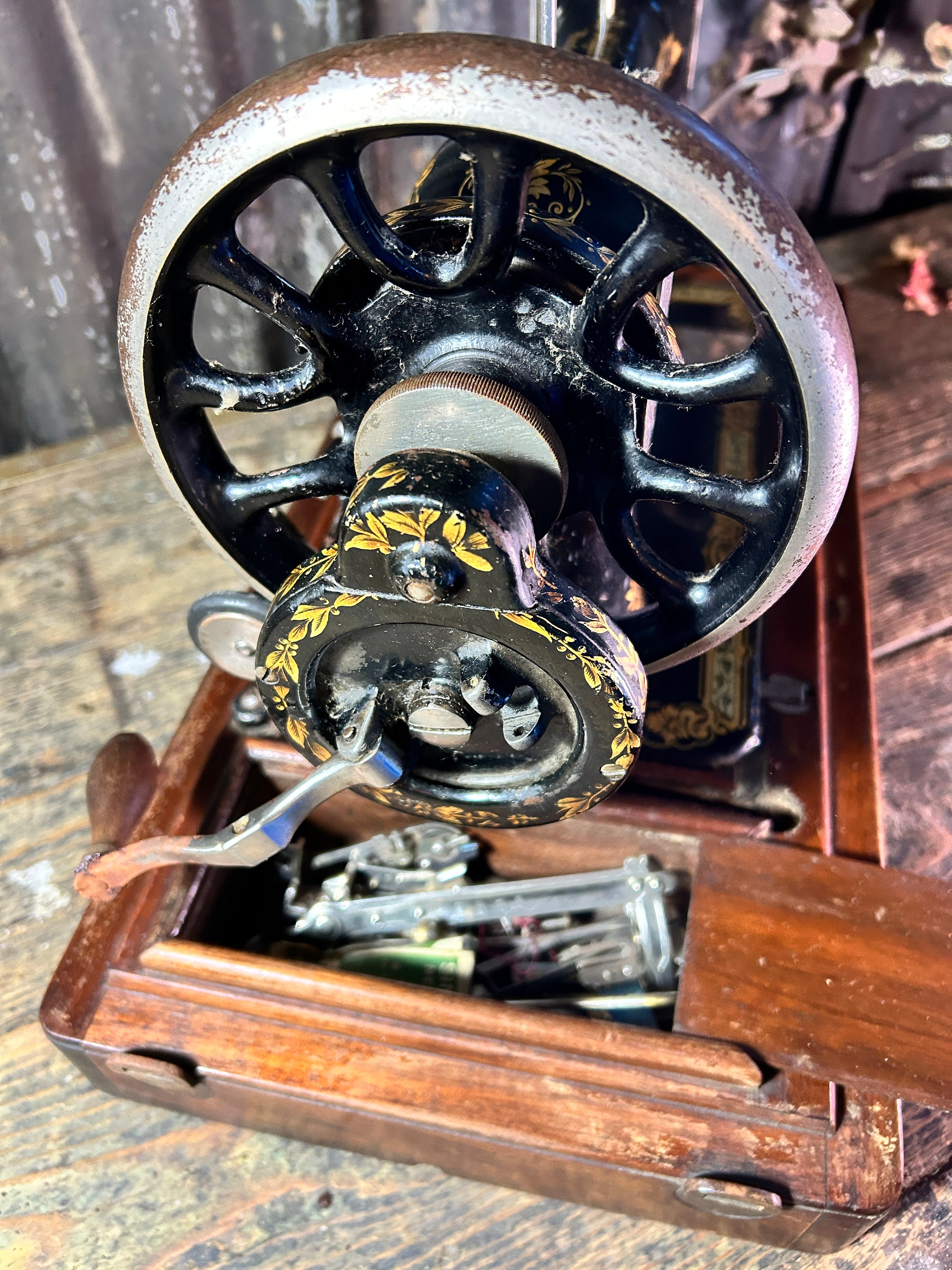 Antique Rare 28 ? / SINGER SEWING MACHINE / Original Carry Box