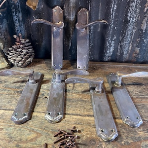 Puede incluir: Un juego de tres tazas de cerámica con un acabado mate moteado. Cada taza presenta un color diferente: azul claro, crema y gris. Las tazas tienen un diseño simple y moderno y un asa cómoda.