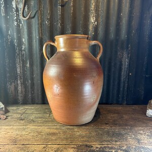 Grande vaso antico francese in gres da 46 cm, vintage, con smalto al sale, vaso per conserve, urna rustica con due manici, vaso da terra per arredamento in stile fattoria.