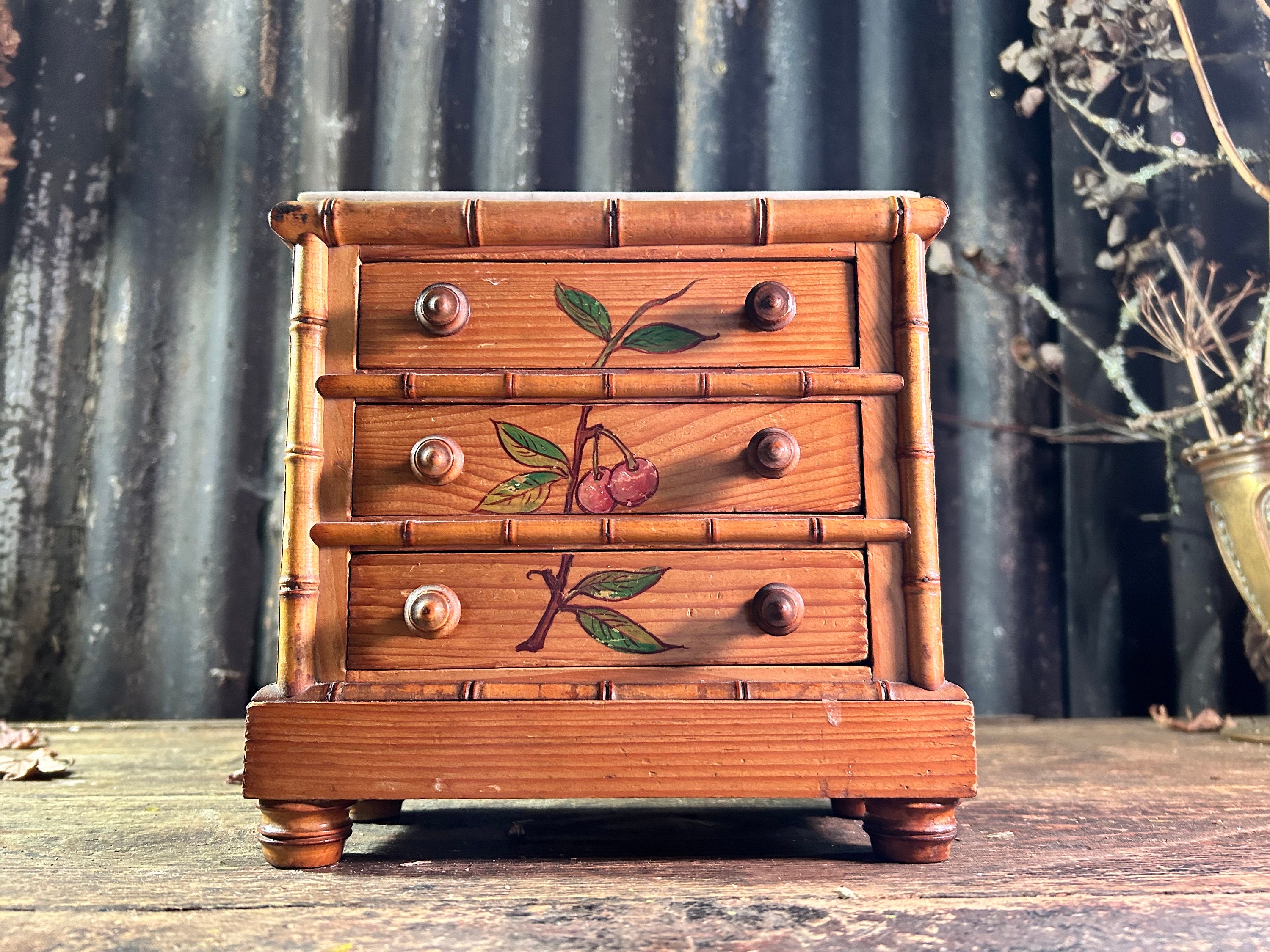 Petite commode miniature en bois et marbre (XXe siècle