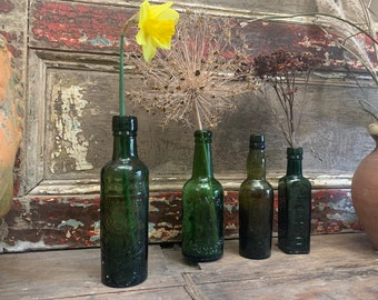 Antike Grüne Flaschen X4 / VINTAGE GLASFLASCHEN / Shop Home Display Schnittblumen Sträußchenvase Blumenvase Blumenanzeige Vintage Dekor Blumendekor Boho