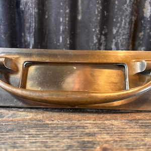 Art Nouveau de latão antigo / ALAVANCA DE CAIXA DE CORREIO / Puxador de porta Slot de correio Aba de carta Porta Móveis Ferragens de porta Aldrava de porta de latão Período