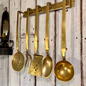 Bellissimo set di utensili da cucina vintage francese degli anni '50 / con supporto da parete, decorazioni per la cucina francese, decorazioni per la casa di campagna, regali per chef