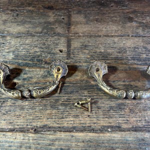 Juego victoriano de dos tiradores para baúl / Tiradores de armario vintage ornamentados para taller de reparación de armarios, herrajes de época para cajones y muebles