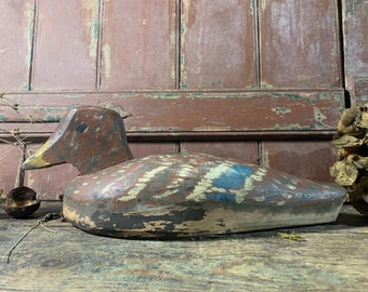 Señuelo de pato inglés de tamaño natural de la década de 1920. Señuelo de pájaro original en funcionamiento. Cabaña de pintura antigua, decoración de casa de lago, interiores campestres, arte popular, aves acuáticas.