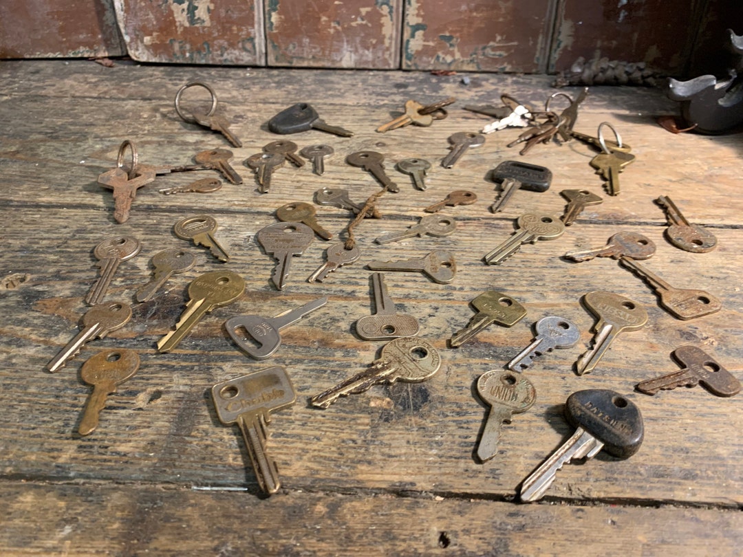 Vintage Bundle 50 / AUTO KEYS / Old Car Keys Rusty Keys Automobile Keys
