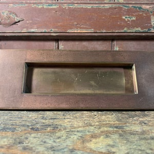 Qualität der 1920er Jahre / ANTIKER BRIEFBOX BRIEF / Messing Bronze Original Abgenutzte verblasste Pracht Antike Türbeschläge Zeitbeschläge Bild 5