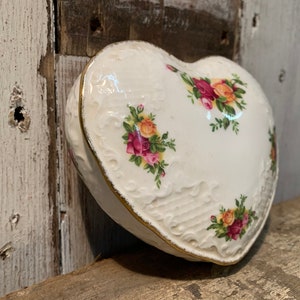 Royal Albert / OLD COUNTRY ROSES / Heart Shaped Trinket Lidded Box Vintage English China Chintzy Floral China Vintage China Boho Interiors