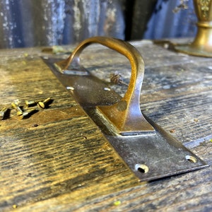 TIRADOR DE PUERTA DE LATON ANTIGÜEDADES VECTORIANOS / IMPRESIONANTE TIRADOR DE PUERTA DE LATON MACIZO, NO REPRODUCIBLE, MUEBLES DE PUERTA DE CALIDAD, DECORACIÓN INDUSTRIAL