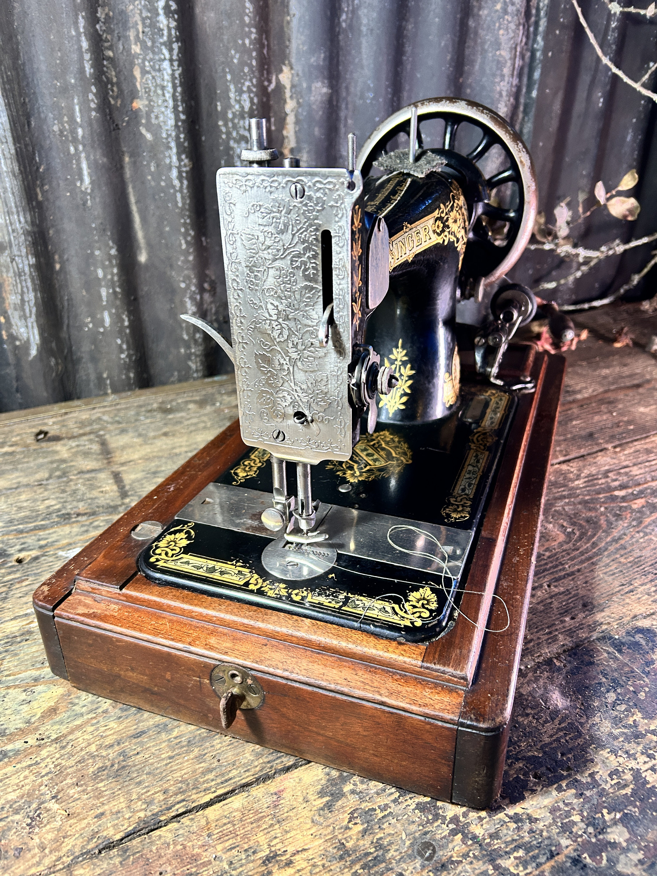 Antique Rare 28 ? / SINGER SEWING MACHINE / Original Carry Box