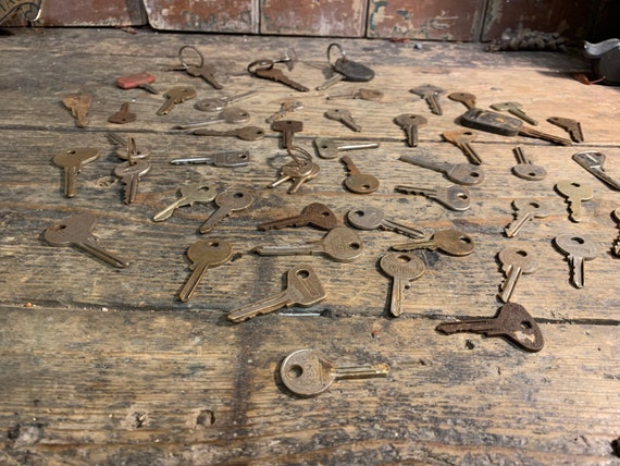 Vintage Bundle 50 / AUTO KEYS / Old Car Keys Rusty Keys Automobile
