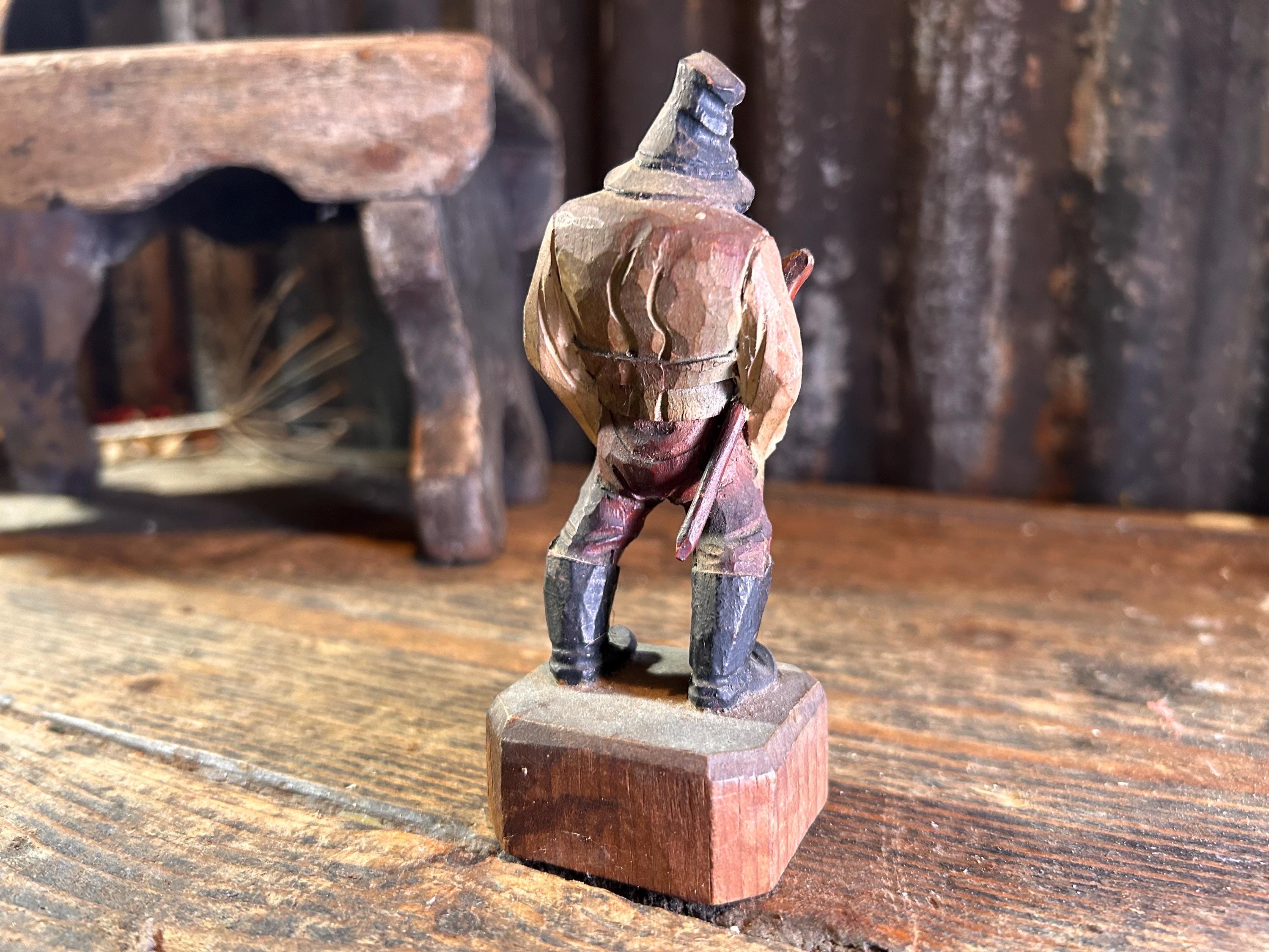 手彫りアンティークスイス / 木彫り / アンリマン 農家の装飾