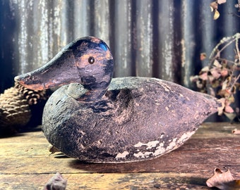 Señuelo de pato de caza de madera de tamaño natural, década de 1920, con pintura original, para pájaros, cabaña con pintura antigua, decoración de casa de lago, interiores campestres, arte popular.