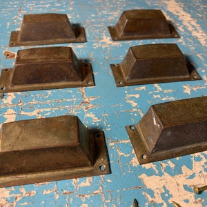 Juego de seis tiradores pequeños de latón fino de la década de 1920 para cajones de taza. Restauración de muebles, reutilización de herrajes para gabinetes, tiradores de cajón vintage.
