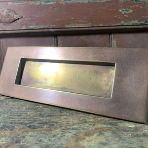 Qualität der 1920er Jahre / ANTIKER BRIEFBOX BRIEF / Messing Bronze Original Abgenutzte verblasste Pracht Antike Türbeschläge Zeitbeschläge Bild 1