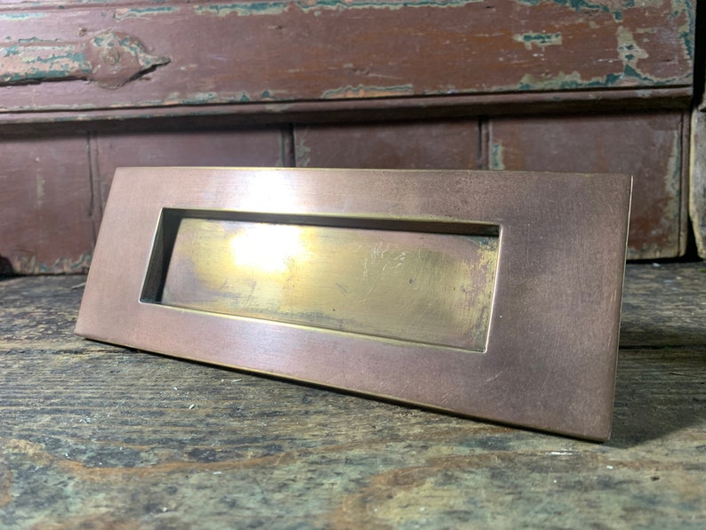 Qualität der 1920er Jahre / ANTIKER BRIEFBOX BRIEF / Messing Bronze Original Abgenutzte verblasste Pracht Antike Türbeschläge Zeitbeschläge Bild 1