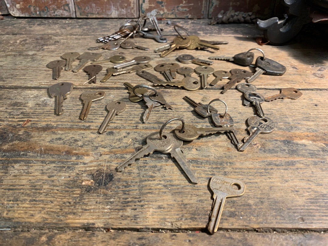 Vintage Bundle 50 / AUTO KEYS / Old Car Keys Rusty Keys Automobile Keys