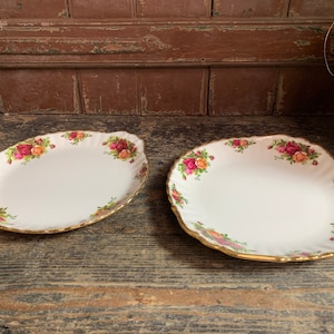 Royal Albert / OLD COUNTRY ROSES / 2 X Graduating Size Vintage English China Sandwich Bread Plates Chintzy Floral China Vintage China