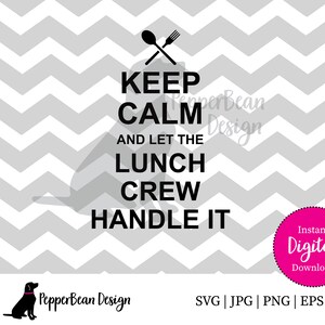Könnte beinhalten: Ein digitales Design mit dem Text "KEEP CALM AND LET THE LUNCH CREW HANDLE IT" in Schwarz, mit einem Löffel- und Gabel-Symbol darüber. Der Hintergrund ist ein grau-weißes Zickzackmuster. Ein rosa Kreis sagt "Sofortiger digitaler Download".