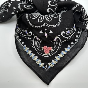 花の刺繍が施された黒いバンダナ | 花柄のカウガールバンダナ