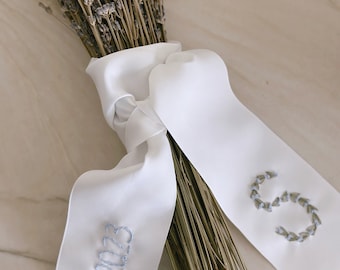 ウェディングブーケ用のカスタム刺繍花柄イニシャル+日付リボン | 刺繍ウェディングリボン | パーソナライズリボン